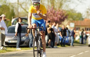Mathieu DUMONT vainqueur du tour du Pays D'Orthe sous la canicule avec seulement 34 coureurs à l'arrivée sur 80.