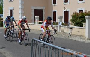 Bernadette SERRES menant l'échappée qui contera jusqu'à 50secondes d' avance sur le peloton.