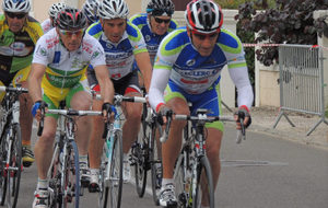 Claude CAYRE / René PIERRE / Jean-Louis MONCOUCUT aux avant postes dès le premier tour de circuit, tactique mise en place à l'échauffement pour faire briller les couleurs du SPSCyclisme et éventuellement aller chercher un nouveau maillot de Champion Départemental 2014 à Carcarés 