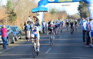 Florian SAUBION prend la 10ème place.
Sprint du peloton.