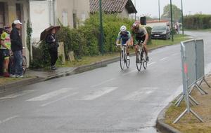 Laurent BAILLET et Aurélien MICHEAU échappé à 3 tours de l'arrivée.