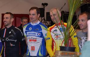 David CAZALA Vainqueur en première catégorie. 2ème: Sébastien LALANNE.
3ème: Sébastien Thébaut (Pau)
Sébastien DULUC Président de l'AS Hossegor.