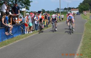 Arrivée des premières Catégories.Magnifique sprint pour la victoire.                                        Michael BISBAU (Tarnos) s'impose devant Jérémy Bailly (AS Hossegor). 3ème: Cédric DUCAU  (Taldea) 4ème: David MENETTE (Contrexeville) .5ème Bertrand HUCHET (Labouheyre)