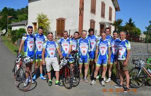 14 Coureurs du saint Paul Sports Cyclisme au départ de ce Championnat Départemental des Landes.
Jérôme MICHELIN. Laurent DE SOUSA. Dominique MAGES. Laurent ROCHETEAU. Régis LE COCGUEN. Jean-Louis MONCOUCUT. Noel DANDI. Maurice PARNAUT. Sébastien LALANNE. Franck LABEIG. René PIERRE. Absent sur la photos: Aurélien MICHEAU. Jean-Michel PEYSALLE et Raymond CAYUELA.