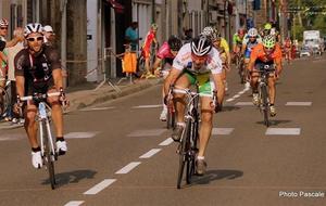 Très beau Sprint à l'arrivée des 3ème catégorie entre MARTINEZ  (Pau) et Patrick LIMOUR (Tartas)