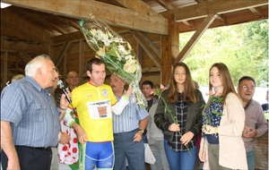 Remise du bouquet au vainqueur.
Le Saint Paulois Lionel SUHUBIETTE.