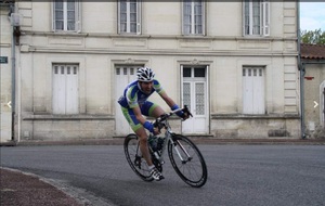 Lionel SUHUBIETTE avec quelques longueurs d'avance sur le peloton.