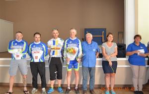 Podium 3ème catégorie.
Jean-Louis MONCOUCUT Vainqueur,
Le président du VC Montois Jean-Pierre CASSEN