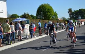 Arrivée des 1ère Catégories.
Jérôme MICHELIN Vainqueur.
Cédric DUCAU 2ème.