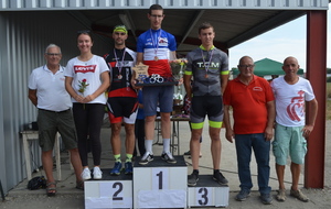 Podium avec le vainqueur de l'épreuve sur route.