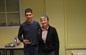 Remise d'un Trophée, de la ville de SAINT PAUL LES DAX, par Françette CANDAU, Adjoite au Maire (Sports) à Clément DARRACQ.