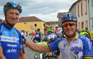 Jean-Louis MONCOUCUT et Alain GUINLE  heureux de se revoir sur une course cycliste!