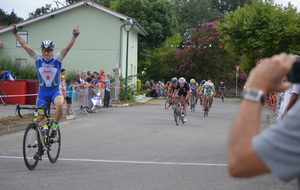 Florian SAUBION vainqueur au sprint, en deuxième catégorie. David ESQUERRE se classe 5ème en première catégorie, à CLERMONT le samedi 22 Juillet 2017.