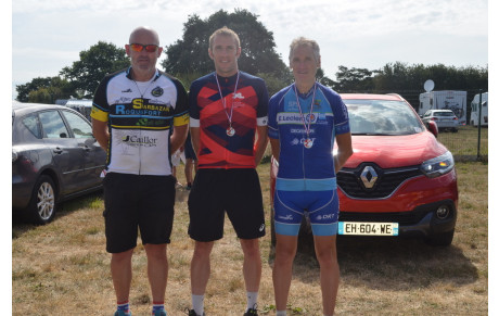 Deux &quot;LANDAIS&quot; sur la deuxième marche du podium, au Championnat de France de cyclisme 2018, des chauffeurs routiers et des transports, organisé par, ROUTIER SPORTS ORGANISATION, avec l'aide technique de la Societé sportive Nieulaise et la F.F.C.à NIEUL-LE